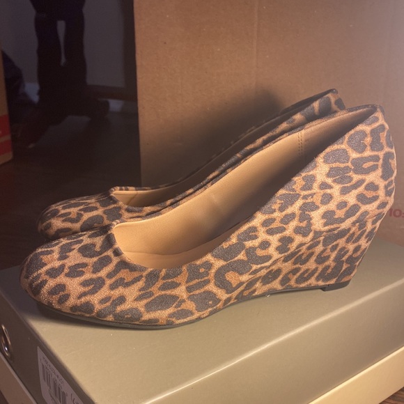 Animal print 2” wedge by David Aaron Like new! - Picture 5 of 8